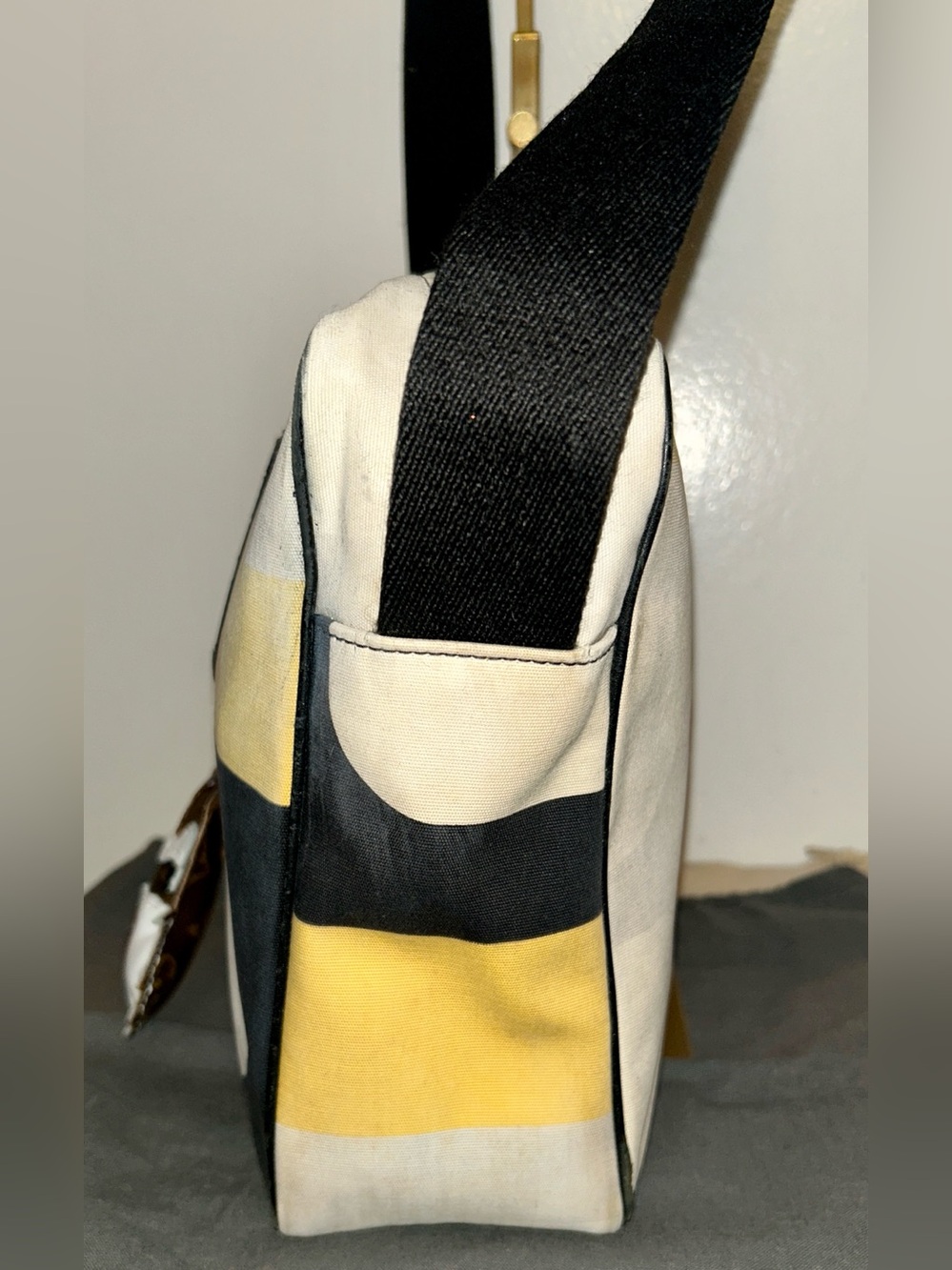 Bally BizzyB Leather Canvas Adjustable Shoulder Bag. LV Dog Charm included - Picture 5 of 13